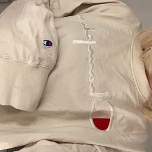 Champion sweatshirt - Säljer min fina beiga champion sweatshirt då den inte kommer till användning. Jag köpte den för 999kr och den är slutsåld nu. Pris kan diskuteras vid snabb affär
