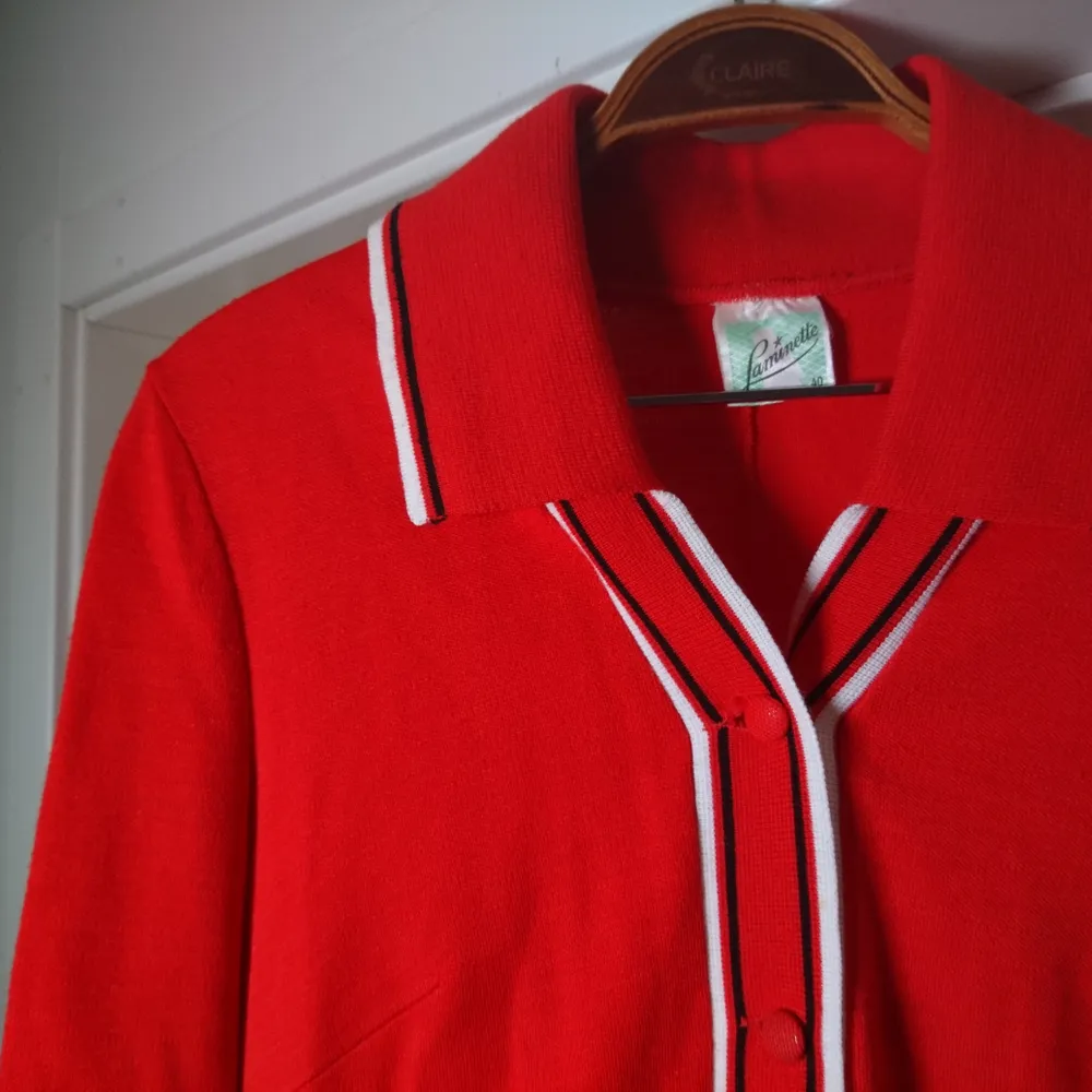 Så fin gammal vintageklänning i rött. Lite slitage finns men den är hel och fin! Mjukt material och fin passform. Storleksmärkt 40. Klänningar.