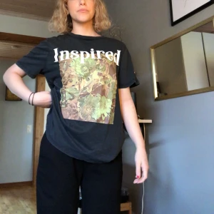 t-shirt med tryck - T-shirt som ser urtvättad ut med ett tryck på <3 Den är lite oversized och i bra skick. 😇 Skriv om du vill ha fler bilder eller svar på någon fråga! 🥰