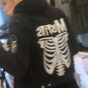 Punk jacka  -  En jeansjacka som jag sytt ditt fransar och Pathes på med bandet misfist X2 sen en som är emot nazismen och en till med bandet six pistol och den har röda knappar 