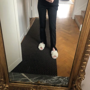 Byxor med slits - Sparsamt använda byxor med slits nedtill i storlek 36