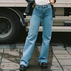 Zara 90s full length jeans - Säljer nu de skit snygga 90s full length jeansen från zara som är slutsålda överallt! Storleken är 38 och de är långa i benen (modellen är 175), lappen sitter kvar och de har färgen ”serenity blue”✨ Frakten kostar 66kr, buda i kommentarerna! AVSLUTAS fredag 26 februari eller SÄLJER DIREKT för 450+frakt💕 Skriv om ni har frågor eller önskar fler bilder☺️ HÖGSTA BUD 390+frakt