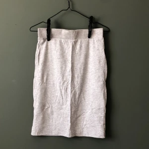 Grå superskön kjol  - Aldrig använd kjol från lager 157. Har swish