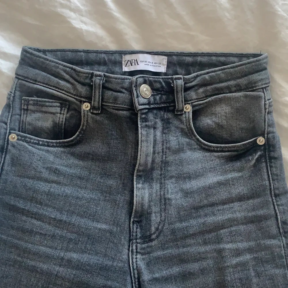 De populära Zara jeansen med slits 🦋 Dem är nästan aldrig använda, max 2 ggr. Skicket är som nytt förutom att dem är avklippta och sydda med en söm längst ner för att inte ”tråda upp sig” för mycket i tvätten. Passar någon runt 165cm 🌼  högsta bud: 320kr. Jeans & Byxor.