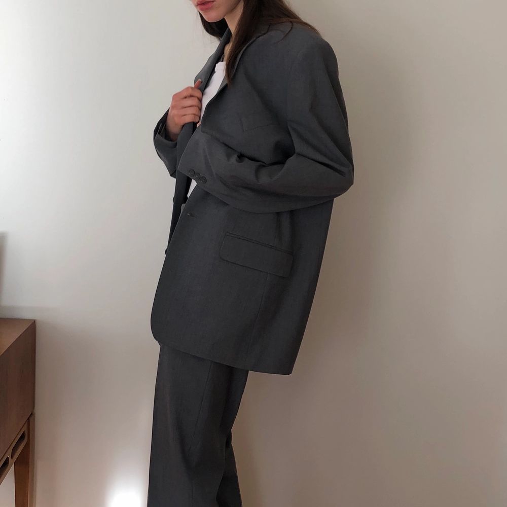 Säljer denna classy gråa kostym🧚🏼🧚🏼 den är stor i storleken, men kan enkelt sys upp eller bäras som på bild ovan. Frakt 79kr🧚🏼🧚🏼. Kostymer.