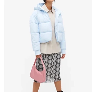 Monki cropped puffer jacket blue - Säljer min blåa cropped puffer jacket (har en luva) från Monki i storlek small, knappt använd ca 2-3 ggr, en aning oversized enligt mig :)