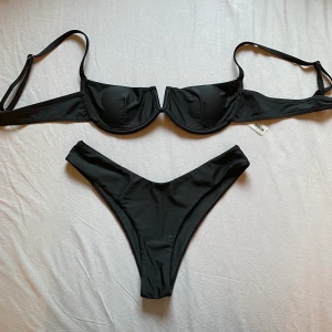 Bikini, Strl S  - Bikini i storlek S ifrån Shein. Jättefin bikini köpt här på Plick. Tyvärr satt överdelen lite tight på mig därför säljer jag den. Underdelen har en jättesnygg passform och passar allt ifrån S-M beroende på hur man vill att den ska sitta. Buda genom att kontakta mig här på Plick.💞