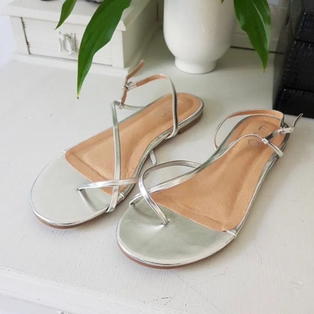 Minimalistiska silver sandaler från EGO. ALDRIG använda så i utmärkt skick! Perfekta till sommaren!. Skor.
