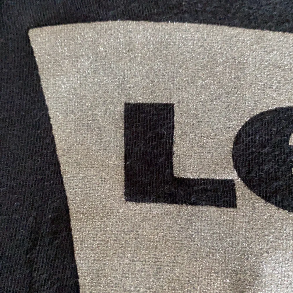 En fina Levis tröja som är köpt i USA från en Levis affär. Säljer för att den inte kommer till användning. Köparen betalar frakten!. T-shirts.