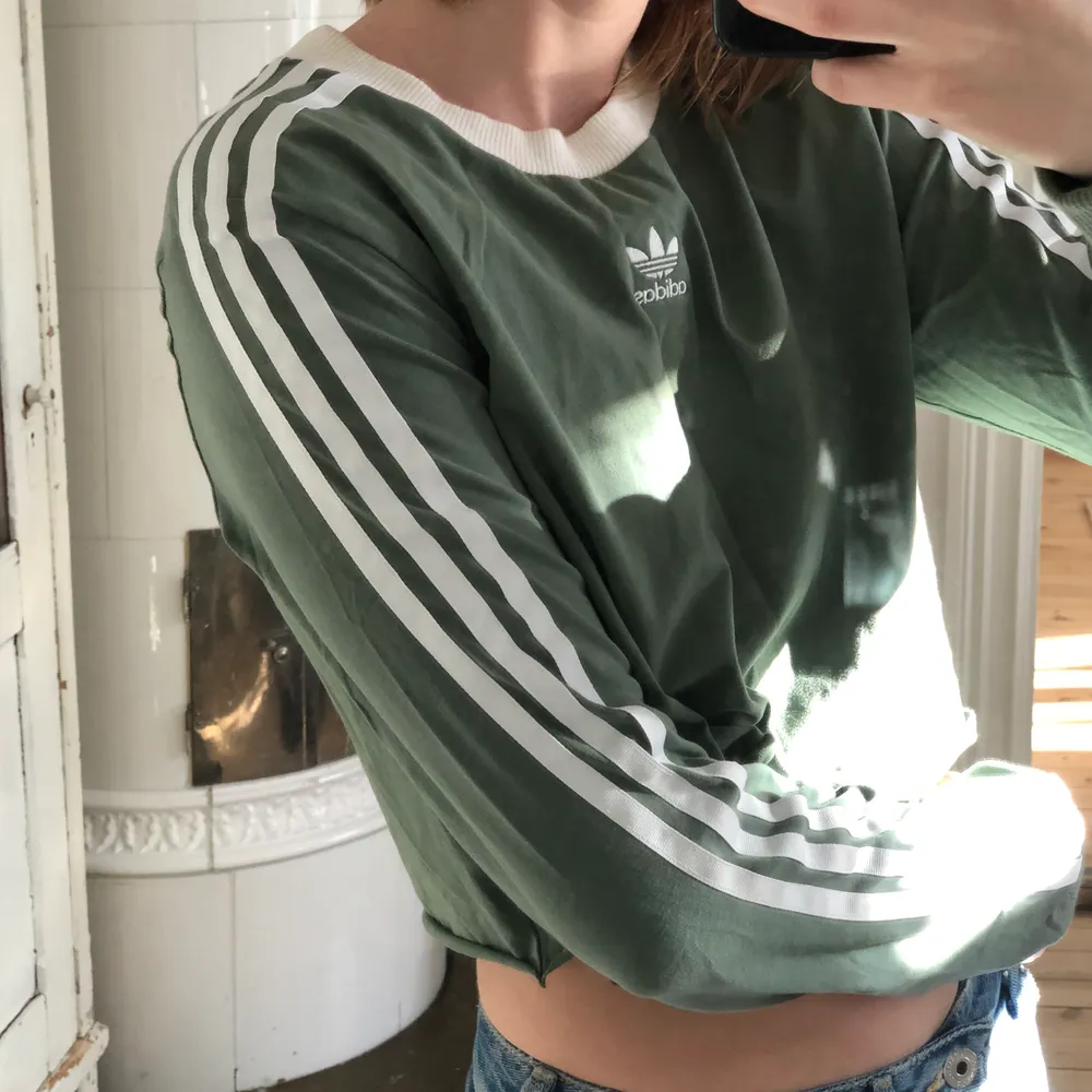 Ljusgrön och vit croppad Adidas-tröja💚. Tröjor & Koftor.