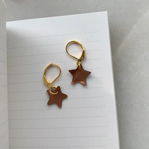 Stjärnor i pärlemor - Stjärnor i pärlemor🌟Finns fler färger och i silver! Krokarna är i guldpläterad metall, nickelfri. 70kr/paret. Frakten står jag för