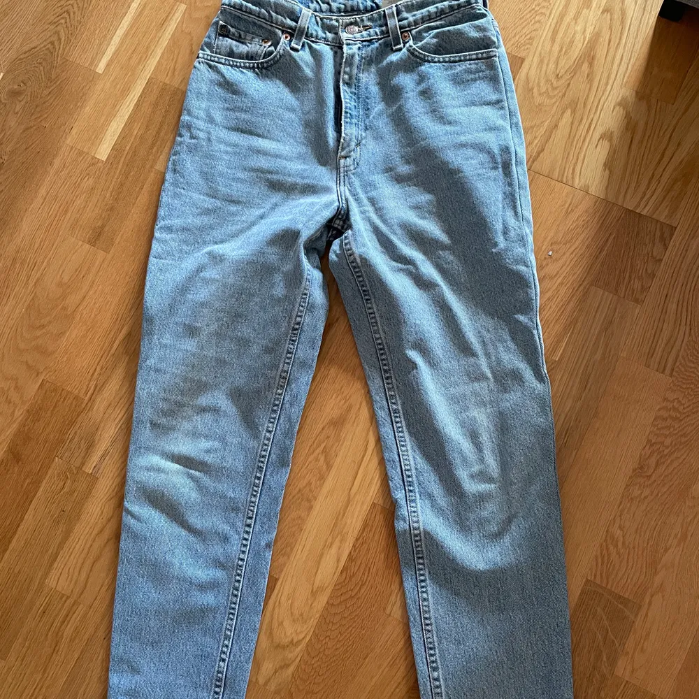 Levis 512 vintage men ser ut som 501,  köpta på secondhand butik! Står ingen storlek men passar mig som har vanligtvis storlek S eller 27 i byxor/jeans! Frakt tillkommer. Jeans & Byxor.