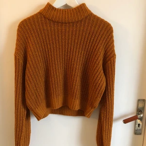 Orange/brun stickad tröja - Säljer denna stickade tröja från hm, strl S. Köparen står för frakten 