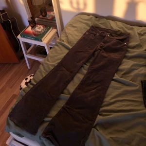 Monki corduroy flared trousers, svart/washed black - Bootcut byxor i manchester, stretchiga i midjan, inte hårda som jeans💗 ❗️Bud på 100kr (uppdaterar för varje bud). Budgivning avslutas 2a mars kl 10:30❗️