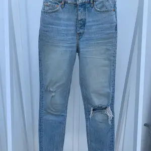 Supersnygga tighta ljusa jeans med slitningar från Gina tricot som dessvärre inte passar längre. Är använda men i väldigt fint skick. Nypris: 499kr