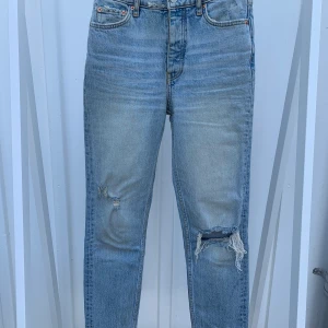Ljusa jeans från Gina Tricot - Supersnygga tighta ljusa jeans med slitningar från Gina tricot som dessvärre inte passar längre. Är använda men i väldigt fint skick. Nypris: 499kr