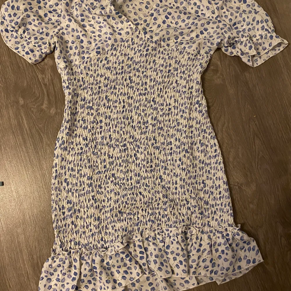 Super fin klänning som jag köpte förra sommaren men använde endast en gång på en student, köparen står för frakt. Storlek 40 klänningen är som en M. Klänningar.