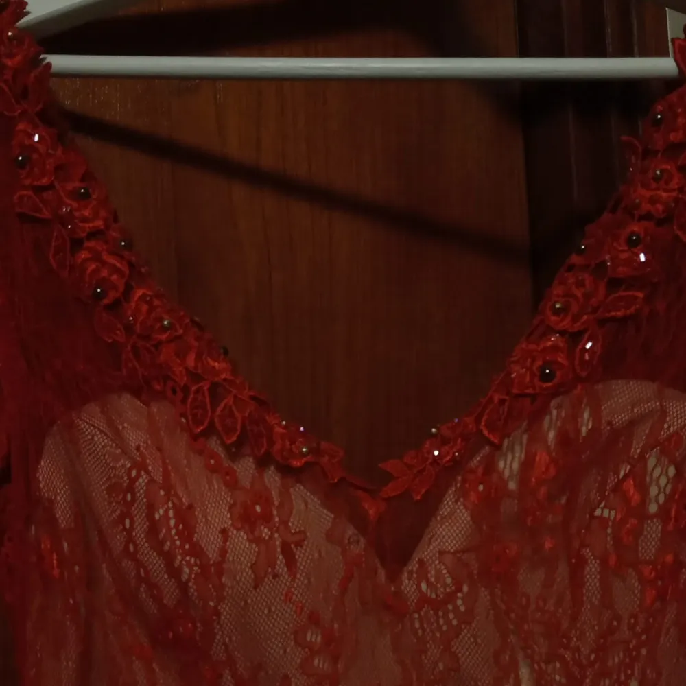 Jättevacker röd långklänning, köptes inför ett bröllop för 2000 kr. Handsydda pärlor vid urringningen. . Klänningar.