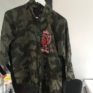 Fet skjorta - Säljer denna snygga skjorta från new yorker då den blivit lite för liten för mig. Den är använd men har inga märken eller liknande och är i bra skick. Snygg broderi på framsidan och cool baksida. Skjortan är i storlek XS. Köparen står för frakten💗