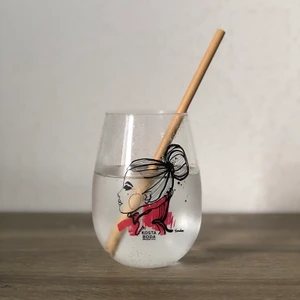 Sugrör av bambu - Miljövänliga sugrör tillverkade av bambu. Sugrören är stilrena och återanvändbara. Passar perfekt till en kall läsk, smoothie eller drink. 