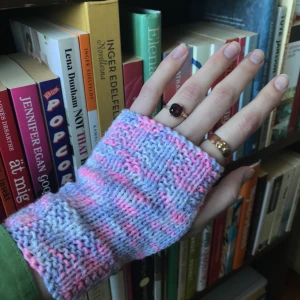 Stickade handledsvärmare - Så söta stickade handledsvärmare i ett gulligt flerfärgat garn🥰💓 FRI FRAKT :)