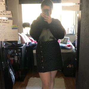 Rutig kjol med knappar  - Jättefin kjol, men använder knappt så säljer därför! Bra skick, strl 42. 50kr