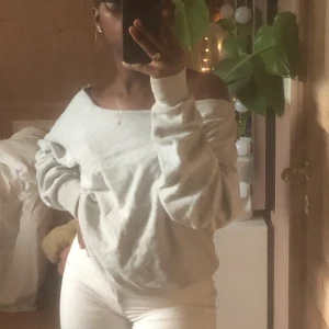 Grå Off shoulder tröja - Super mysig lite mer av ett mjukis tyg men funkar såklart till vardags!