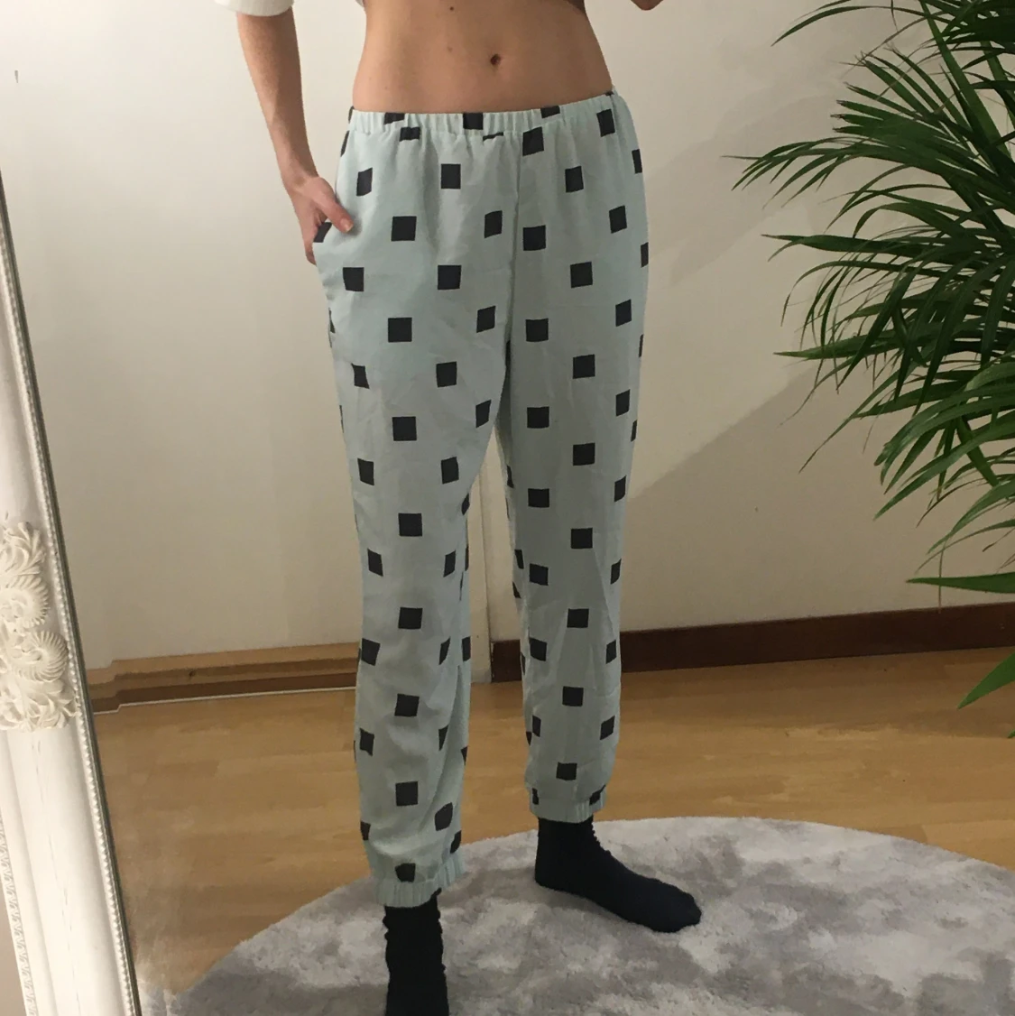 Gröna byxor med mönster från Monki - 91