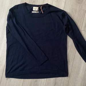 Marinblå tunnare tröja från Holly & Whyte/Lindex. Köparen står för frakt. Gör av dig om du har frågor💕