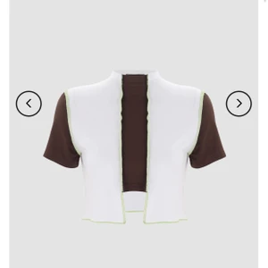 ”Reverse stitch color blocks top” - Intressekoll på min ”reverse stitch” tröja i brun och vit med gröna sömmar från cider shop! Helt oanvänd, kan skickas i originalförpackning ✨✨