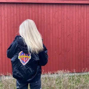 Varsity jacka - Intressekoll på min sjukt balla vintage jacka i svart ”siden” med warner-bros loggan på ryggen. Denna går ej att köpa någon annanstans och kostade 600kr ny! Kommer endast sälja vid bra pris och man budar i kommentarena! Startbud 400kr 💫💫  Jackan är oversized så borde passa allt från XS-M