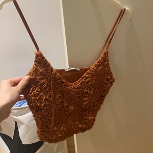 Topp från Zara - Supersöt topp från zara. Sitter jättefint på men säljs pga att den tyvärr blivit för liten. Går att använda både med och utan BH. Storlek 36 men skulme säga att det är en XS/S