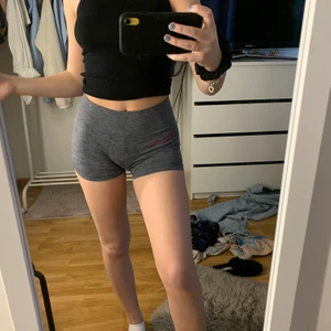 Träningsshorts  - Fina träningsshorts, aldrig använda men sitter jätte bra 