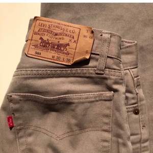 Köpta jeans (bilder från förra säljaren). Fina Levis 501 som inte kommer till användning! Sista bilden beskriver passformen perfekt! Kvaliten super, nästan som nytt :) frakt diskuteras! 
