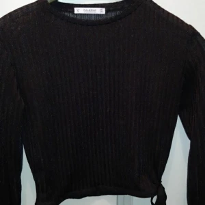 Pull&bear tröja  - Svart tröja från pull amd bear den kan blir lite genomskinlig om du har vit bh på dig.