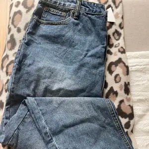 Säljer dessa superfina jeans köpta från boohoo. Etiketten sitter fortfarande kvar! Jeansen sitter figursytt på kroppen med slits på vardera ben längst ner. Storlek 46
