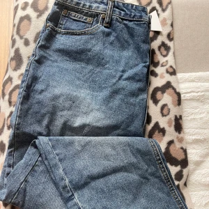 OANVÄNDA jeans från boohoo - Säljer dessa superfina jeans köpta från boohoo. Etiketten sitter fortfarande kvar! Jeansen sitter figursytt på kroppen med slits på vardera ben längst ner. Storlek 46