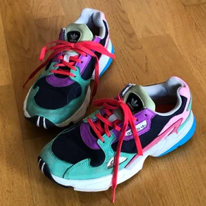 Adidas Falcon multicolor  - Adidas Falcon multicolor storlek 38, fint skick! 