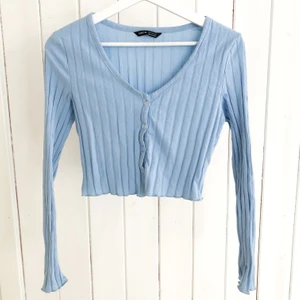 Kofta - Ljusblå kofta i bra skick, inga tecken på användning. Skriv vid intresse och betalning sker via Swish💜