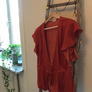 Fin Oysho blus- S/M  - Säljer denna härliga blus då den inte kommer till användning. Använd endast ett fåtal ggr. Är i storlek M men passar även S. Köparen står för frakten