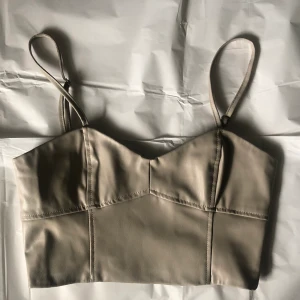 Crop top i läderimitation  - Crop top i läderimitation från zara. Storlek S. Köparen står för frakten!
