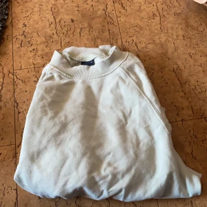 En grön sweatshirt  - Frår Gina i stolek xs 