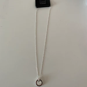 Snöofsweden- halsband  - säljer ett fint oanvänt halsband. Det har inte kommit till användning och har kvar etiketten. Det är äkta silver och ser ut som enligt bild. Pris kan diskuteras vid snabb affär🥰