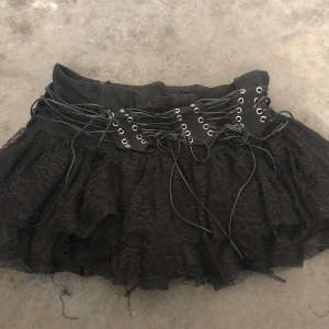 svart kjol - så fin kjol från extreme. jag använde den som lågmidjad och då var den rätt så kort. priset inkl frakt.