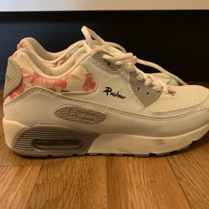 Skor i storlek 37 - Skor i superfint skick, endast använt dom en gång!✨