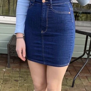 Gina Tricot blå kjol - Kommer ifrån Gina Tricot och är i fint skick, endast använd ett fåtal gånger! Storlek XS men passar xxs-liten m då den är i ett väldigt stretchigt material. Nypris 279 kr, mitt pris 100kr inkl. frakt!