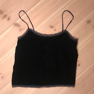 OANVÄNT Linne i sammet - Mörkblått (nästintill svart) linne i sammet från H&M. Strl 36. Aldrig använt, prislapp sitter kvar!