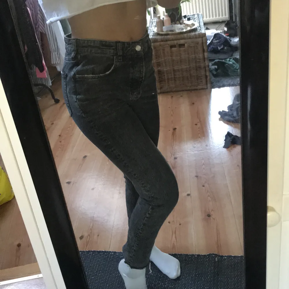 Knappt använda jeans från Karve i girlfriend modell, storlek Medium. Jeans & Byxor.