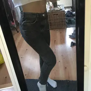 Knappt använda jeans från Karve i girlfriend modell, storlek Medium