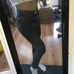 KARVE Jeans - Knappt använda jeans från Karve i girlfriend modell, storlek Medium